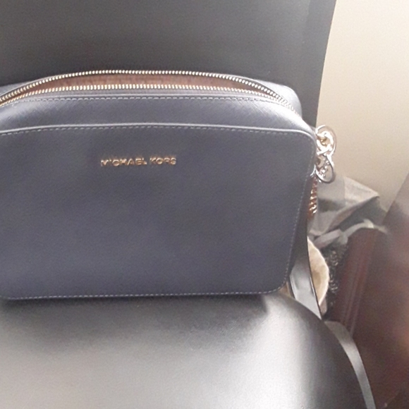 Micheal Kors navy blue hand bag - Picture 1 of 3